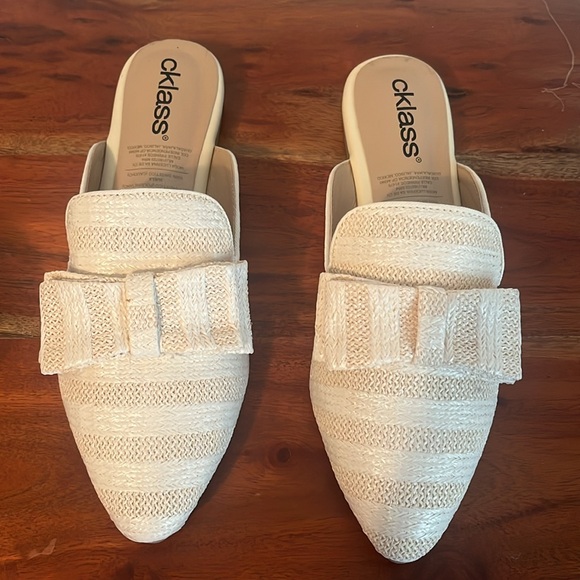 Flat, slip on sandal shoes. NWOT Straw lining material. - Picture 4 of 7